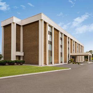 Super 8 By Wyndham Liverpool/Syracuse North Airport